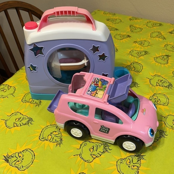 PRE OWNED LOT OF FISHER PRICE LITTLE PEOPLE CUDDLE AND PLAY SET AND WORKING CAR - Picture 9 of 15